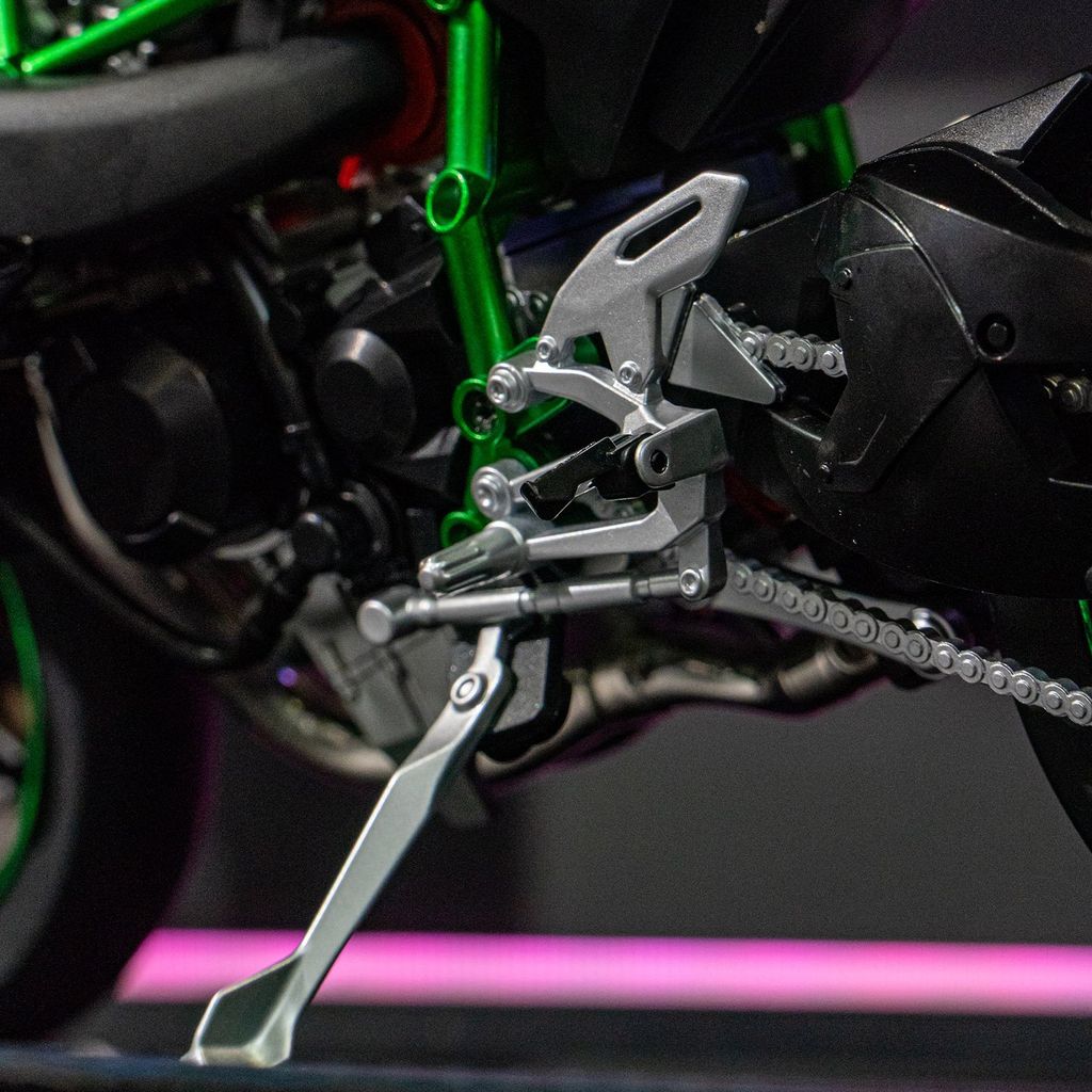 Kawasaki H2R 1:6 Diecast Model – Ignition & Spray