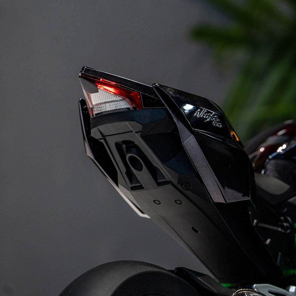 Kawasaki H2R 1:6 Diecast Model – Ignition & Spray